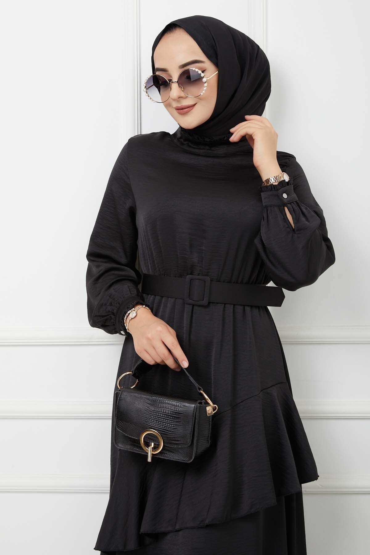 Önü Parçalı Kemerli Aerobin Saten Elbise - Siyah