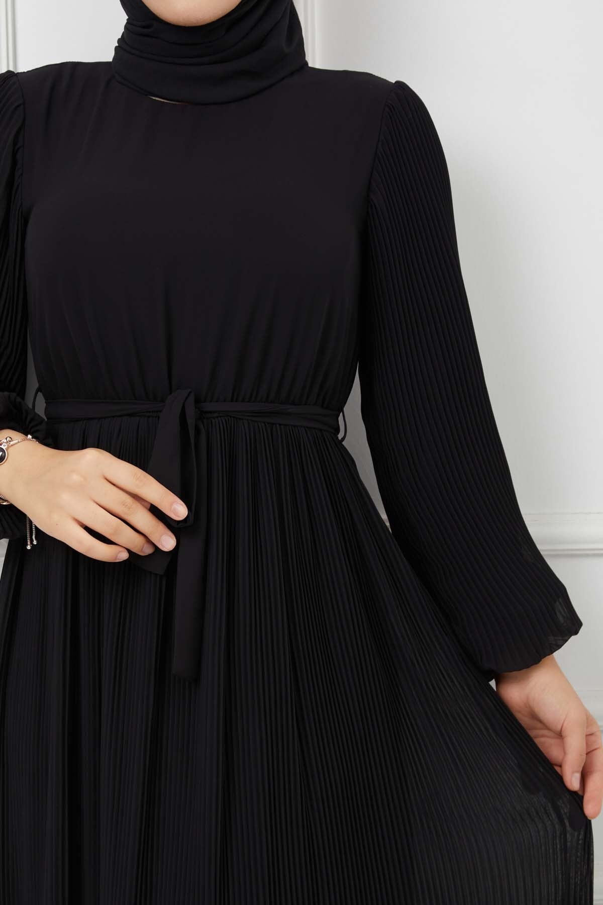 Pilise Detaylı Şifon Elbise - Siyah